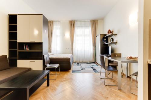 ein Wohnzimmer mit einem Sofa und einem Tisch in der Unterkunft Hálkova Studio in Prag