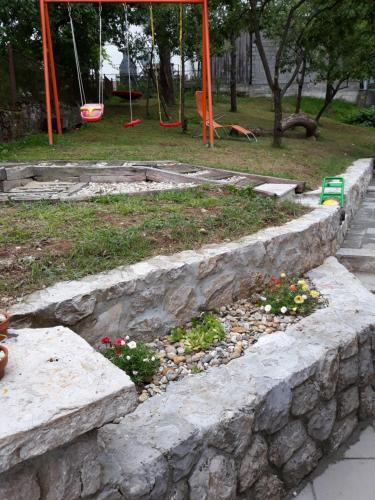 Κήπος έξω από το Apartments and Rooms Štefanac