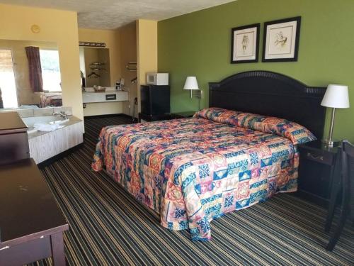 Postel nebo postele na pokoji v ubytování Oak Tree Inn Eupora