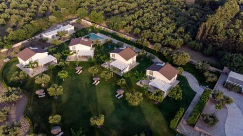 - une vue aérienne sur une maison avec une cour dans l'établissement Ta Spitakia, à Kos