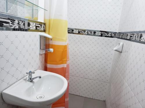 a bathroom with a sink and a shower at Feliz Vista Casa-Hospedaje in Cusco