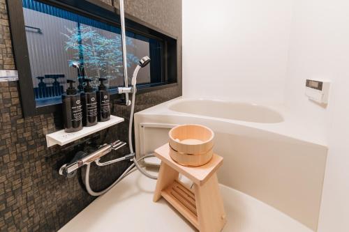 een badkamer met wastafel, douche en toilet bij Prestige Suites Osaka Teradacho in Osaka