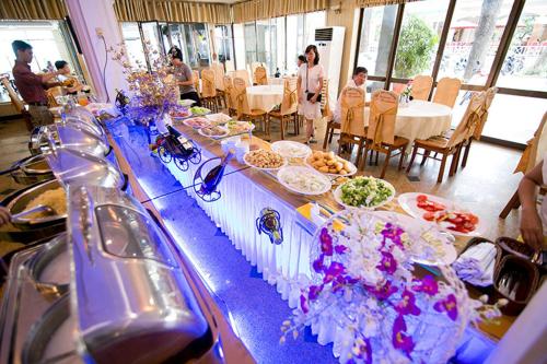 Reštaurácia alebo iné gastronomické zariadenie v ubytovaní Quy Nhon Hotel