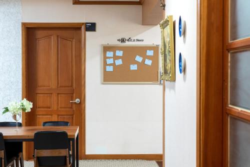 a door in a room with a table and a table and chairs at The Hyu Largo in Yongin