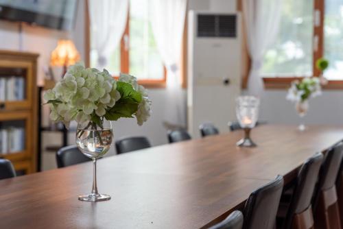 a vase of flowers sitting on a table with chairs at The Hyu Largo in Yongin