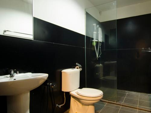 La salle de bains est pourvue de toilettes, d'un lavabo et d'une douche. dans l'établissement Casa Fina Fine Homes, à Pantai Cenang