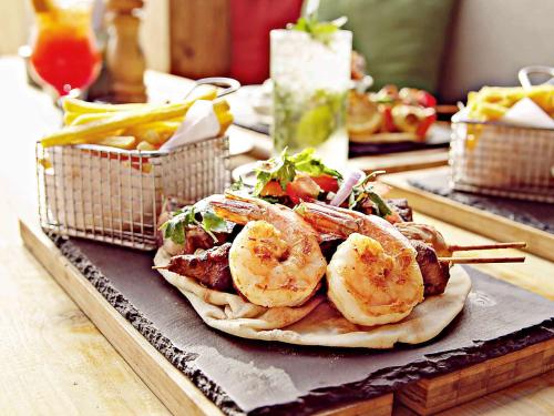ホテルの敷地内または近くでの食事または食べ物