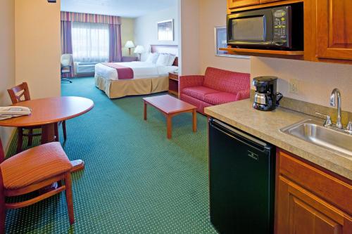 Кухня или мини-кухня в Holiday Inn Express Hotel and Suites Valparaiso by IHG
