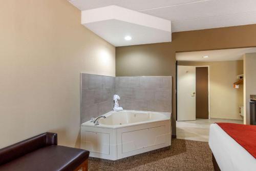 Ett badrum på Comfort Suites Southpark