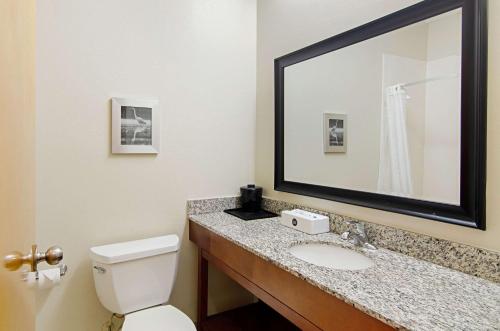 ห้องน้ำของ Quality Inn & Suites Near Tanger Outlet Mall