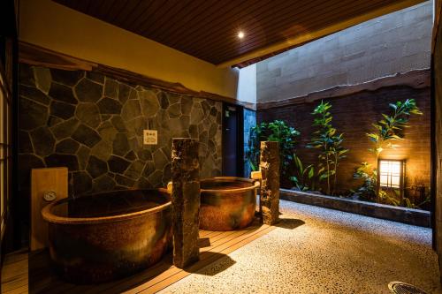東京にある天然温泉 凌雲の湯 御宿 野乃 浅草の石壁のお部屋(バスタブ付)