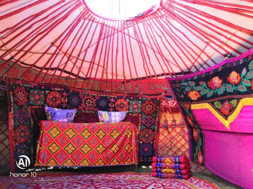 صورة لـ Yurt camp ALI-NUR at lake Song-Kol юрточный лагерь Али-Нур озеро Сон-Куль Сон-Куль Кыргызстан Нарын Kyrgyzstan Naryn في Naryn