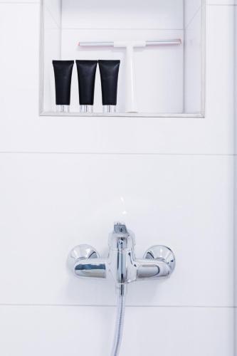 a bathroomaucet with two towels on a shelf at Köhlz Fewo im EG in Bornheim