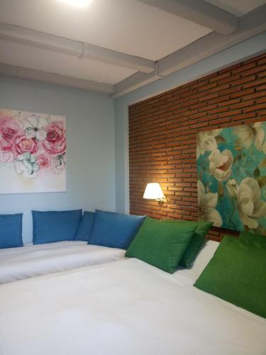 Un pat sau paturi într-o cameră la Hotel El Guerra