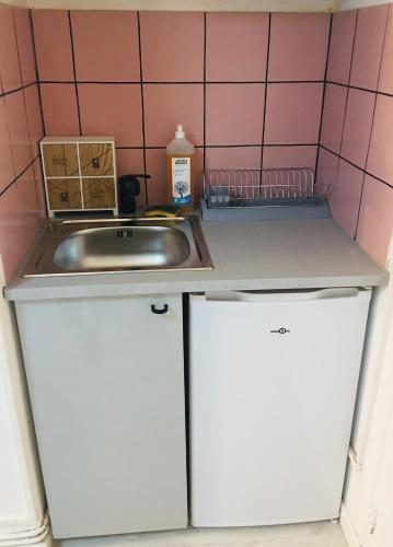 une cuisine avec un évier et un plan de travail dans l'établissement Studio Centre Historique Toulouse Saint Etienne, Carmes, à Toulouse