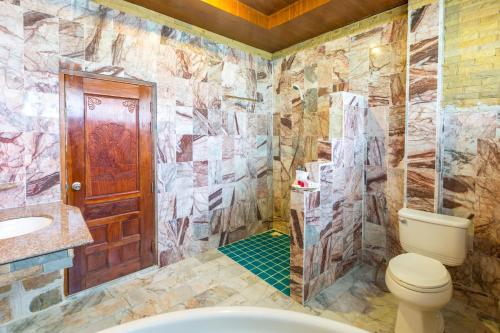 een badkamer met een toilet en een inloopdouche bij Bottle Beach 1 Resort in Bottle Beach