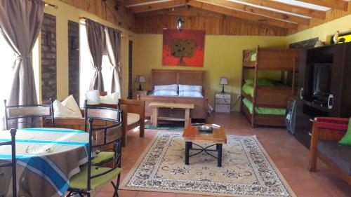 uma sala de estar com um quarto e uma cama em Cabaña Campestre de 1 Ambiente En Paine em Paine