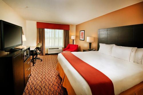 Una televisión o centro de entretenimiento en Holiday Inn Express Hotel and Suites Pearsall by IHG