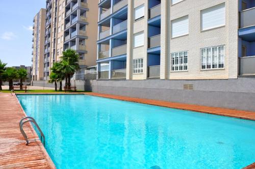 una piscina frente a un edificio en Veneziola Paraíso Apartament, en La Manga del Mar Menor