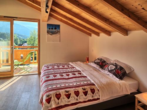Postel nebo postele na pokoji v ubytování Chalet Arpitan - les Carroz - Grand Massif