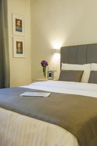 Cama o camas de una habitación en AlQasr Metropole Hotel