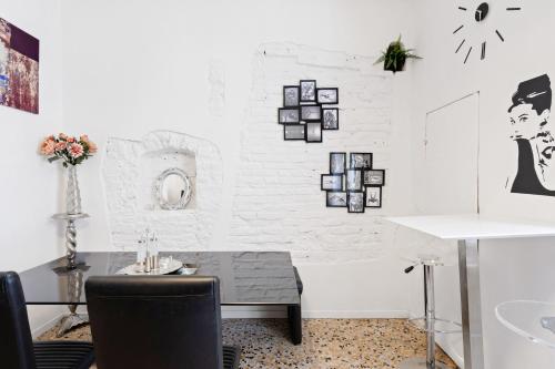 Habitación blanca con escritorio y silla en Carpe Diem Arno Apartment en Florencia