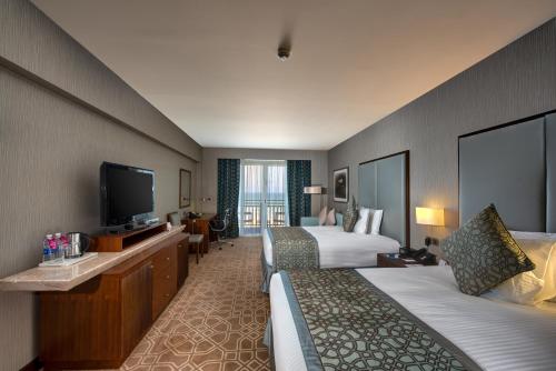 Una cama o camas en una habitación de Crowne Plaza Duqm by IHG