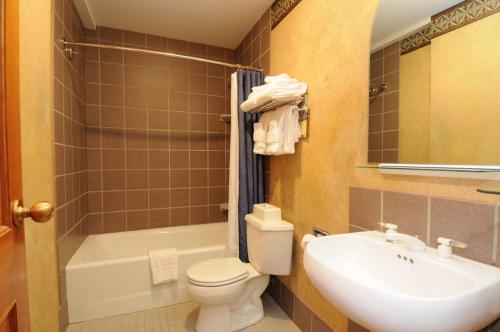 Phòng tắm tại Shoshone Condos at Big Sky Resort