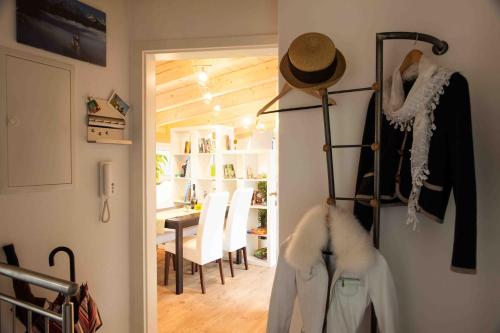 Zimmer mit Flur mit Tisch und Hut in der Unterkunft Ferienwohnung Hanne in Untrasried