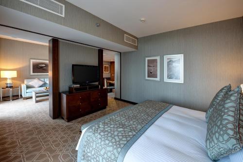 Una cama o camas en una habitación de Crowne Plaza Duqm by IHG