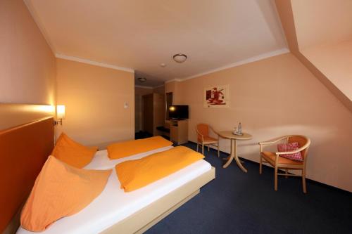 Ein Bett oder Betten in einem Zimmer der Unterkunft Hotel Linde Pfalz