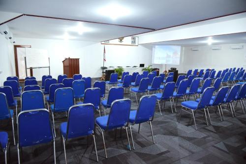 Hotel Olympic Semarang by Sajiwaにあるビジネスエリアまたは会議室