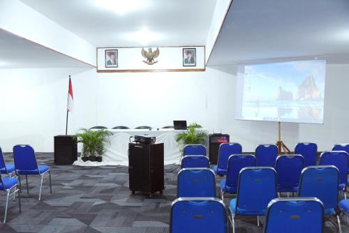 Hotel Olympic Semarang by Sajiwaにあるビジネスエリアまたは会議室