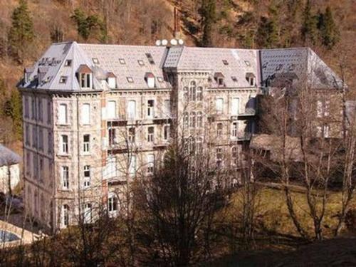a large building in the middle of a mountain at Studio 4 à 6 personnes avec balcon à Barèges domaine Grand Tourmalet in Barèges