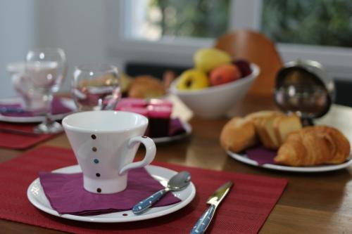 - une table avec une tasse de café et des pâtisseries dans l'établissement Terreazur, à Mandelieu-la-Napoule