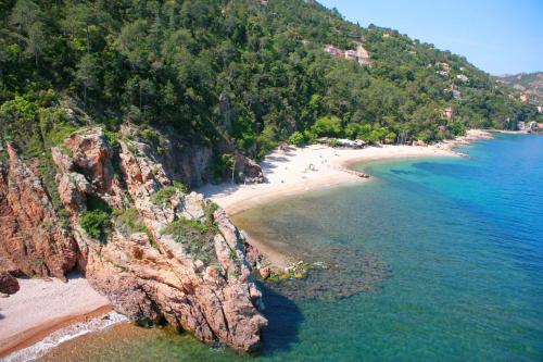 an aerial view of a beach next to the ocean at Terreazur in Mandelieu-la-Napoule