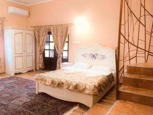 1 dormitorio con 1 cama y escalera en Leaganul Bucovinei Guest House en Suceava