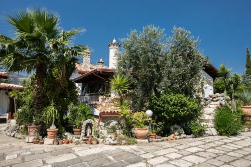 uma casa com árvores e plantas em frente em Il Casale Delle Principesse em Mattinata