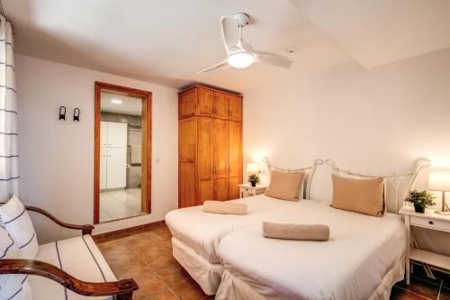 Postel nebo postele na pokoji v ubytování Granada I Apartments