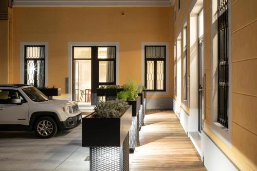 un corridoio con un'auto parcheggiata in un edificio di Design Loft Corte Kalister a Trieste