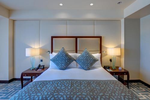 Una cama o camas en una habitación de Crowne Plaza Duqm by IHG