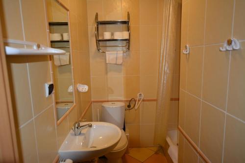 ein kleines Bad mit WC und Waschbecken in der Unterkunft Villa Antoja in Grzybowo