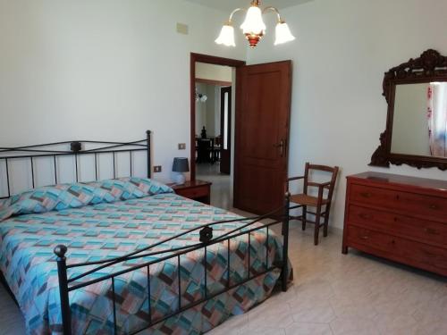 sypialnia z łóżkiem, komodą i lustrem w obiekcie B&B SAN FRANCESCO w mieście Bagnoregio