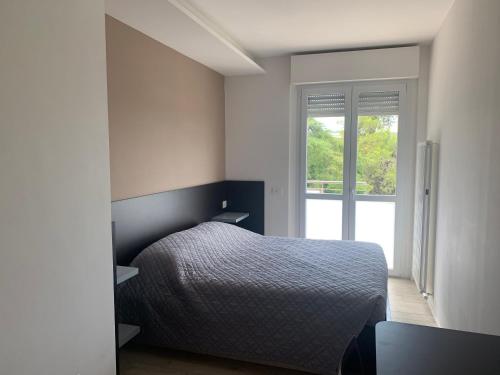 um quarto com uma cama e uma janela em Il Parco Di Yuki (2) em Ancona