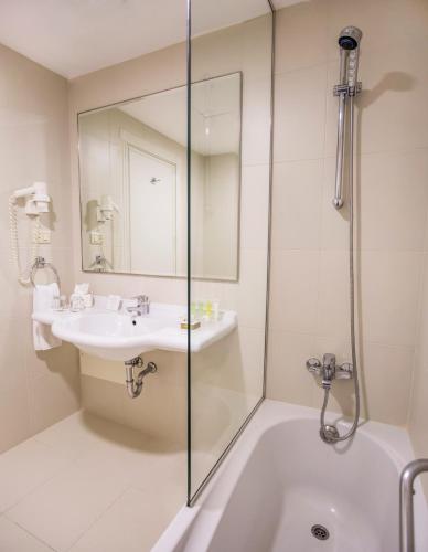 Un baño de AlQasr Metropole Hotel