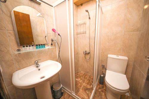 a bathroom with a toilet and a sink and a shower at Ağva Deniz Yıldızı Otel in Ağva
