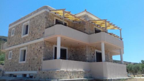 une maison construite au-dessus d'un bâtiment dans l'établissement Castro Elafonisos, à Elafonisos