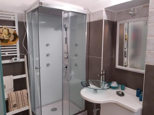 Ένα μπάνιο στο Cozy Loft in the Heart of Cagliari
