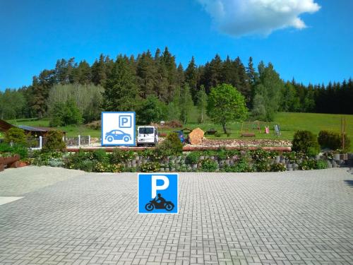 a sign for a parking lot with a car and a parking meter at Pension Motel Anna in Lenora