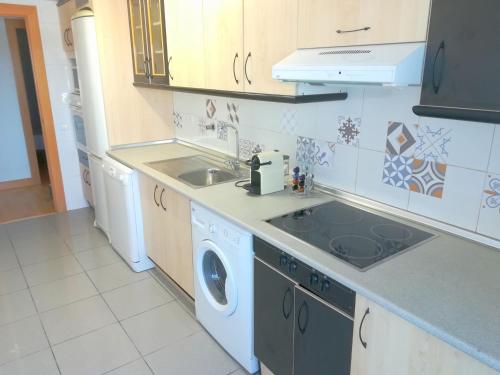 Køkken eller tekøkken på Ático BELLAVISTA -4 habitaciones dobles 2 baños completos y visita a bodega-